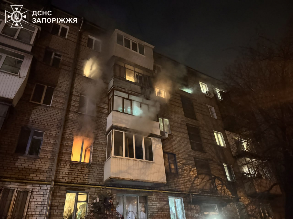 У запорізькій багатоповерхівці спалахнула пожежа: серед врятованих — дитина (фото)