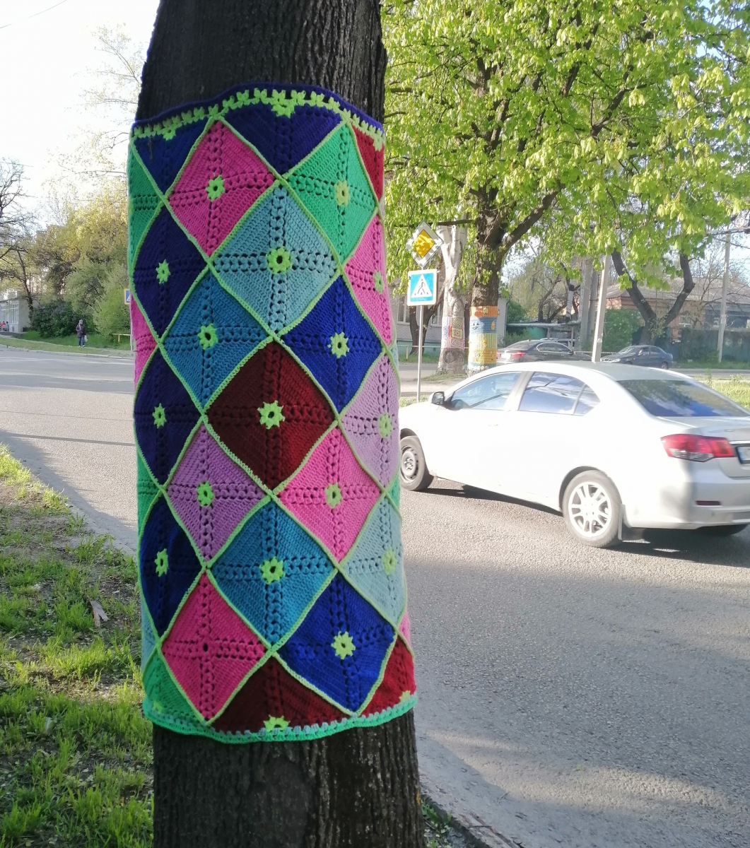 Яскраво та креативно: у Запоріжжі розростається алея дерев у в'язаних кожушках (фото)