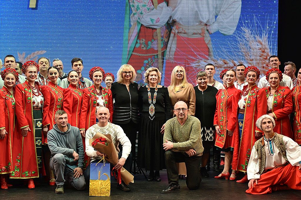 У Запорізькій філармонії показали патріотичну прем'єру відомого козацького ансамблю пісні і танцю - фото