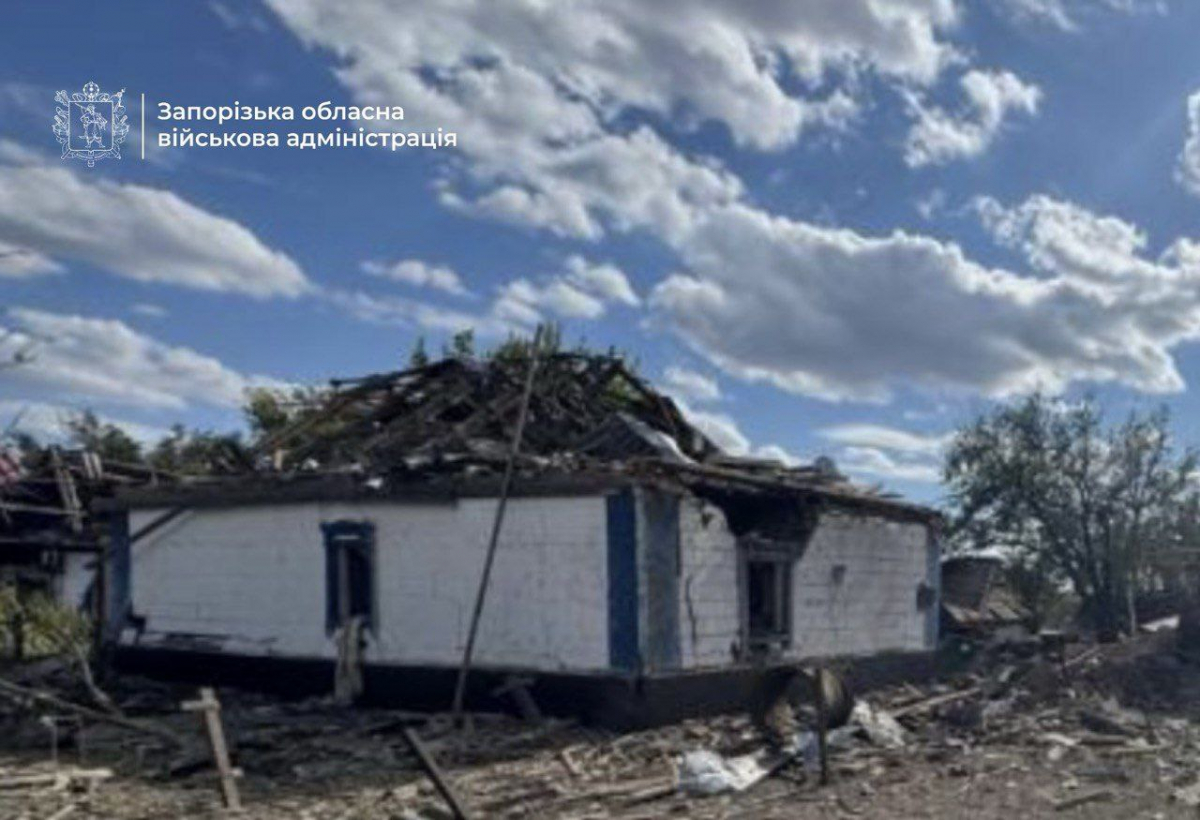 Скинули авіабомби на школу та будинки - у селі на Запоріжжі отримала поранення пенсіонерка 