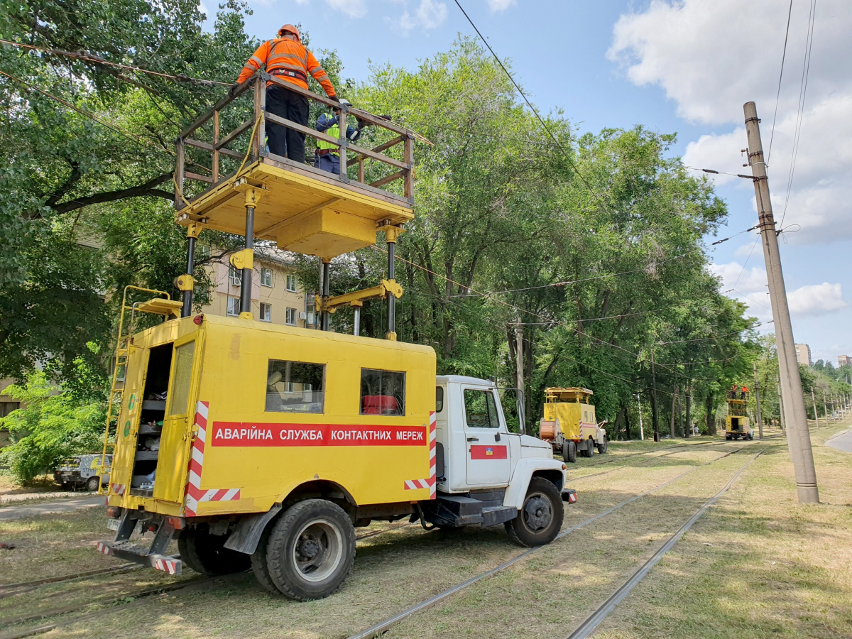Рух маршрутів невдовзі відновлять - у центрі Запоріжжя завершають ремонт трамвайної колії (фото)