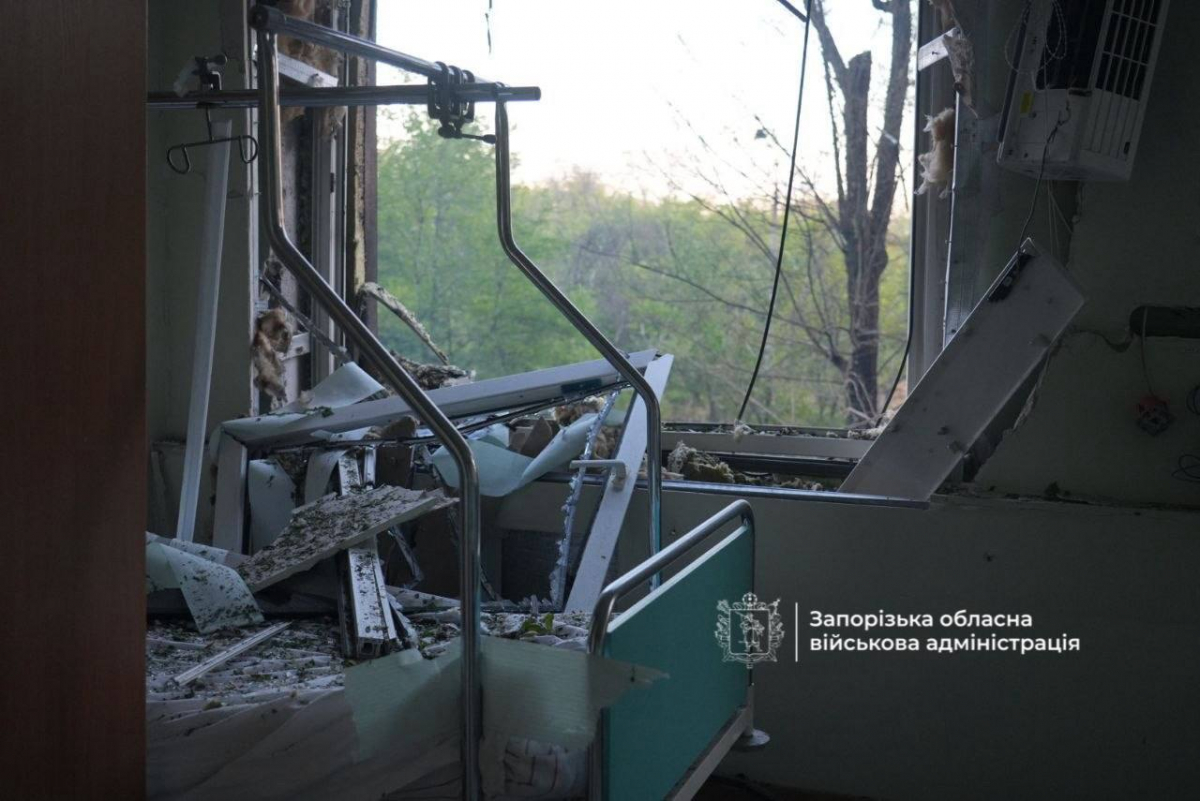 Ранкова атака по Запоріжжю: російські дрони влучили в медзаклад і пошкодили «швидкі» (фото, відео)