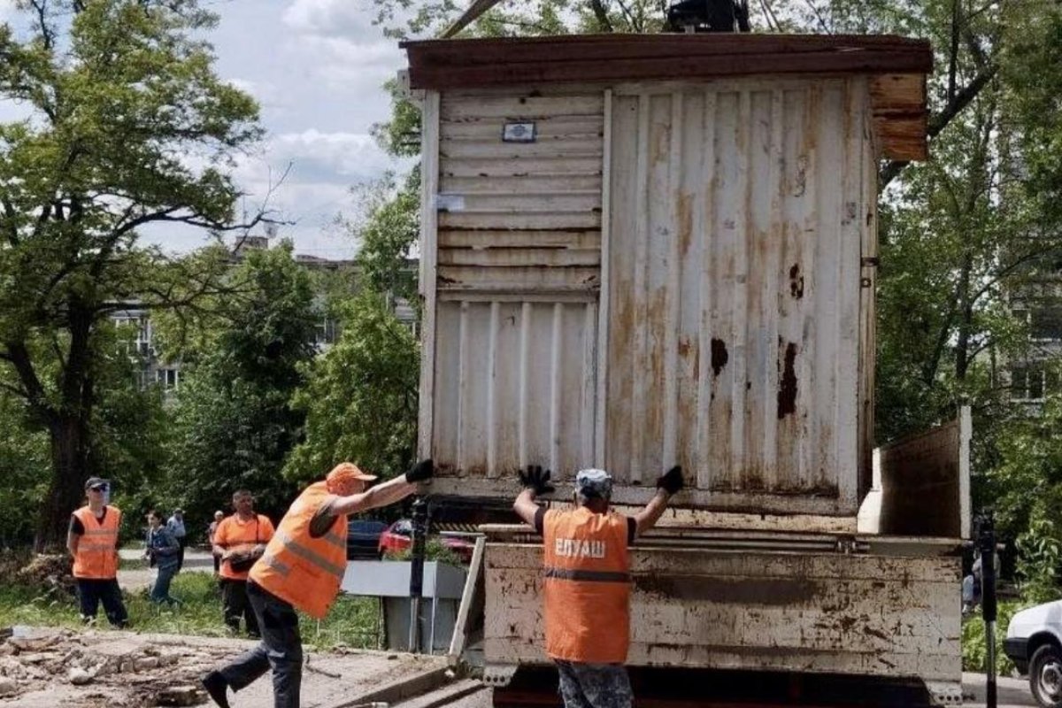У Вознесенівському районі комунальні служби прибрали кіоск на Нижньодніпровській після того, як власник не виконав вимоги про демонтаж