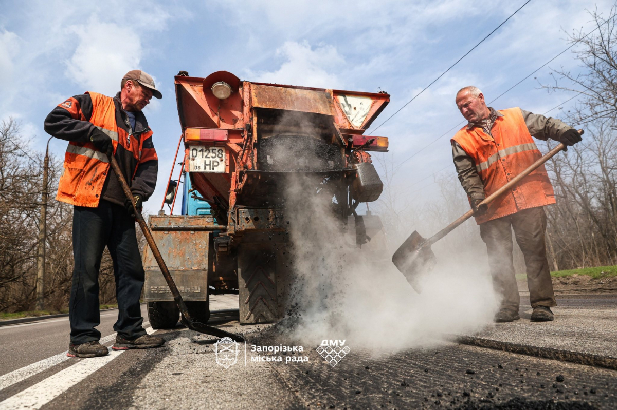 У Запоріжжі зима була нещадна до асфальту: на Хортиці латають стратегічний шлях від Мамая до аркового мосту (фото)