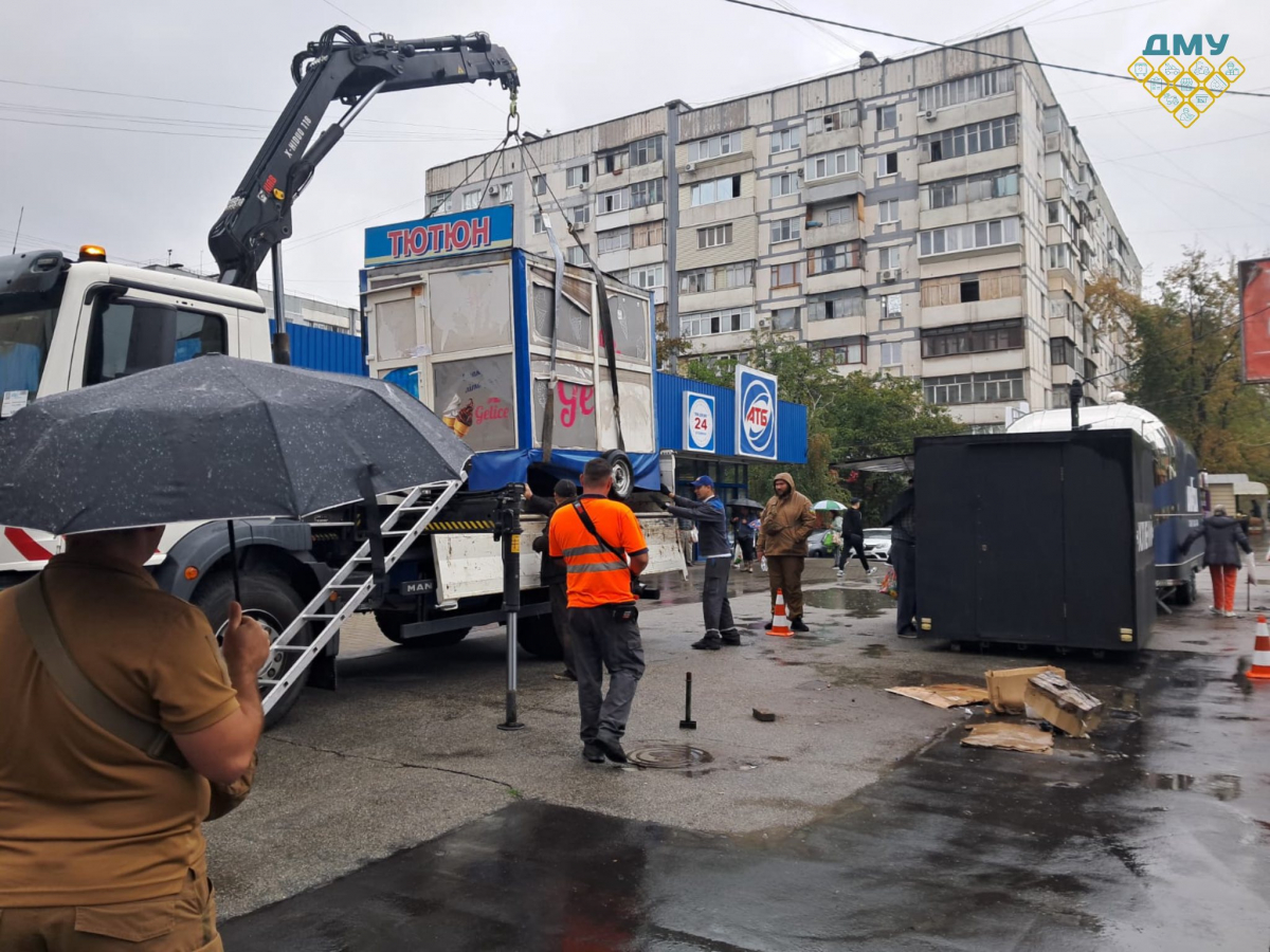 Прибрали незаконні вивіски, екран і МАФ – у Запоріжжі очистили вулиці від самовільних споруд та реклами (фото, відео)