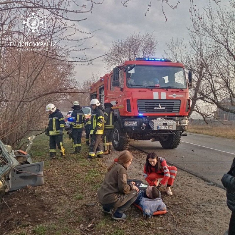 На трасі в Запорізькій області діставали підлітка з понівеченої автівки - фото
