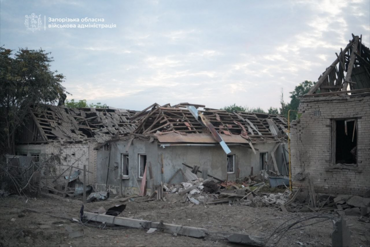 Вночі вдарили БпЛА, на світанку скинули КАБ: росіяни атакували Запоріжжя - є загиблий і поранені (фото, відео)