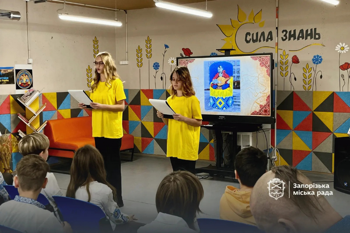 Батьки та діти перетворили стіну гімназії на символ козацької незламності: у Запоріжжі відкрили новий мурал (фото)