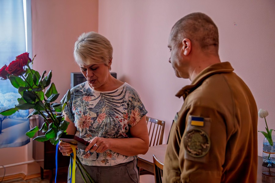 Загинув у бою, рятуючи побратимів - у Запоріжжі мати полеглого нацгвардійця отримала орден сина (фото)