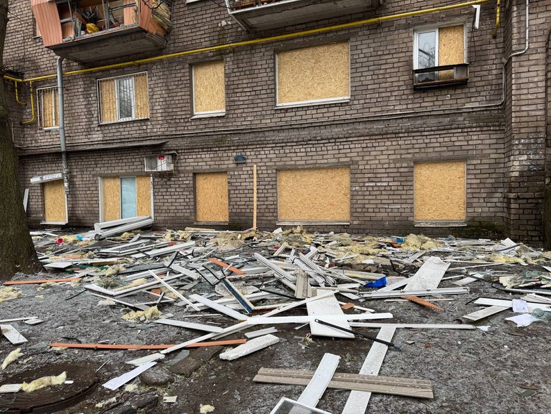 «Шахед зачепився за дерево, вибухнув і все виніс хвилею» - мешканці Запоріжжя оговтуються від нічних прильотів (фото)