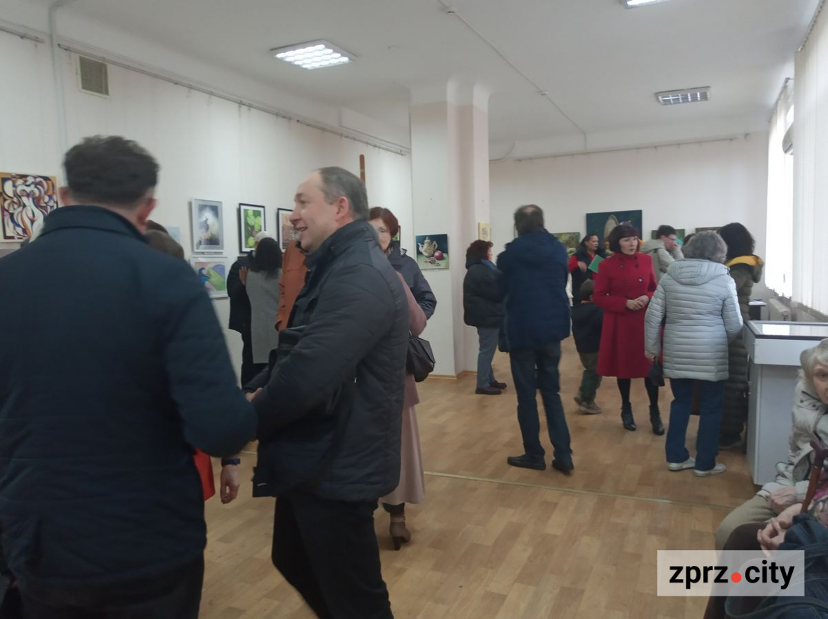 Запорізький музей тимчасово надав "дах" художникам з вернісажу у фонтана - фото