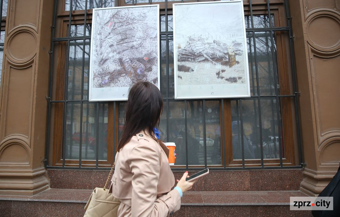 Російський піп з автоматом, солдат з унітазом - у Запоріжжі показують гострі воєнні плакати художника із Мелітополя: фото