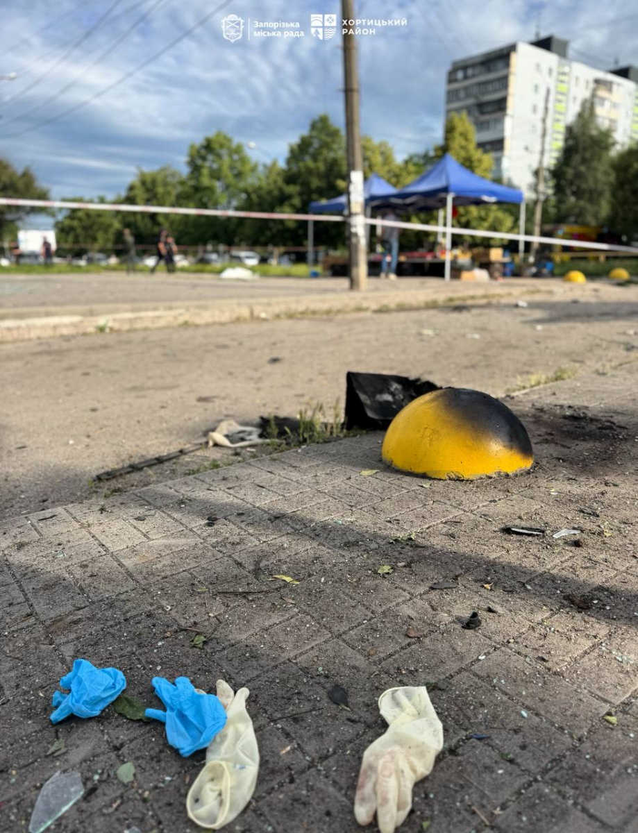 Кількість поранених збільшилась: що відбувається на місці ворожого удару по зупинці у Запоріжжі - фото