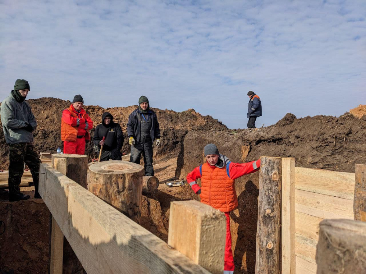 Цілодобові роботи - до будівництва фортифікацій на Запоріжжі долучилися волонтери (фото)