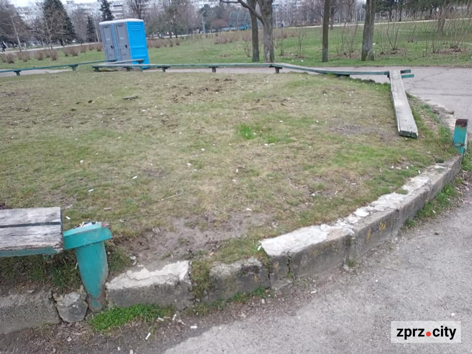 Поламані лави та розбита плитка: як виглядає запорізький парк, який нещодавно перейменували - фото