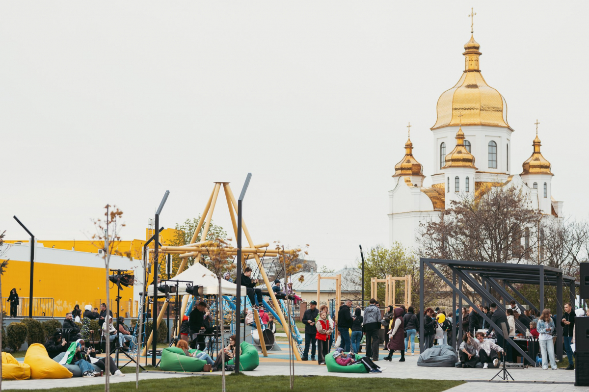 Презентували скейт-майданчик: у Запоріжжі відбувся молодіжний фестиваль (фото)