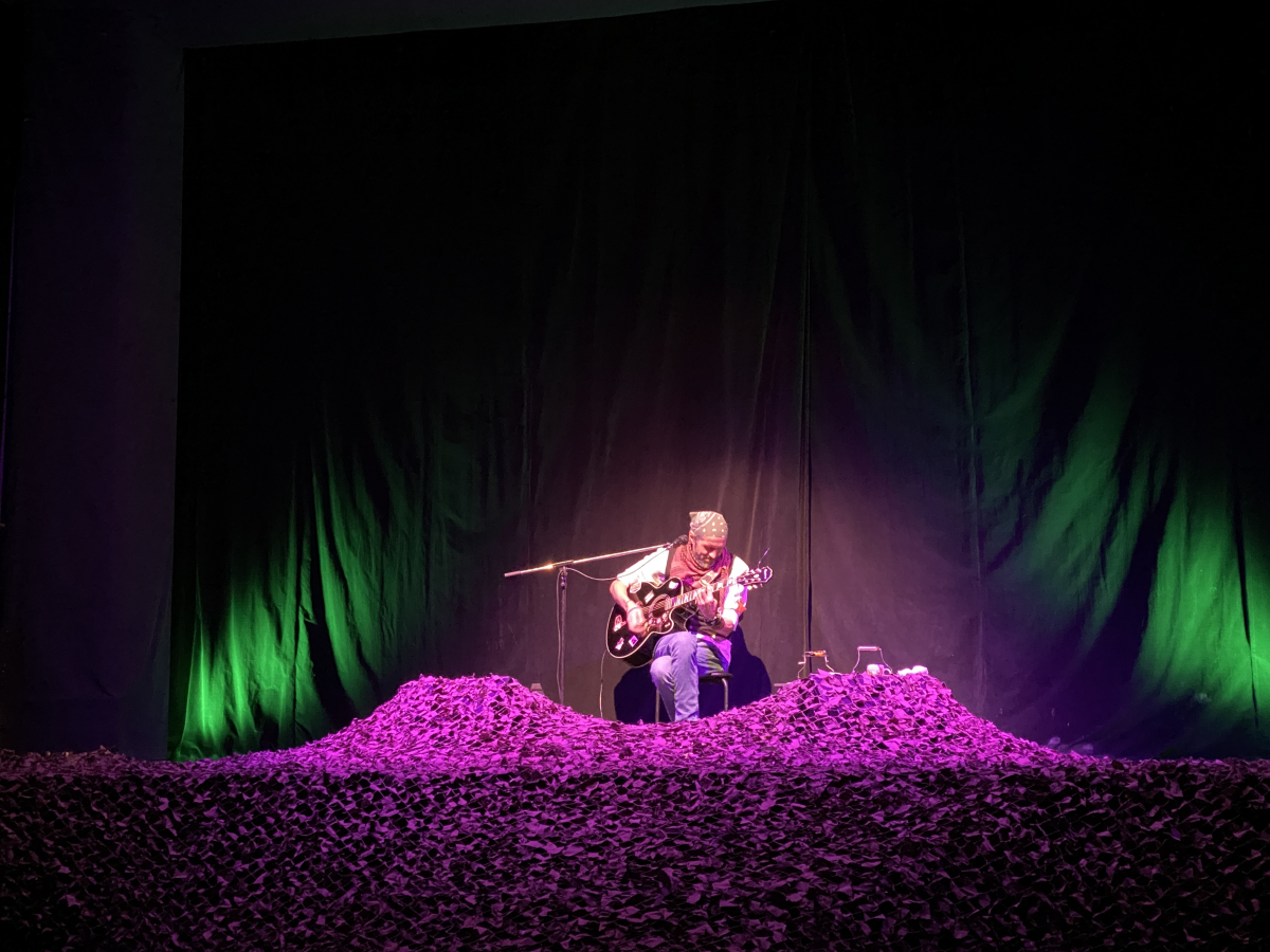 Сміятися у темряві війни: у Запоріжжі показали моновиставу Тараса Василенка «Ні разу не джентельмен»