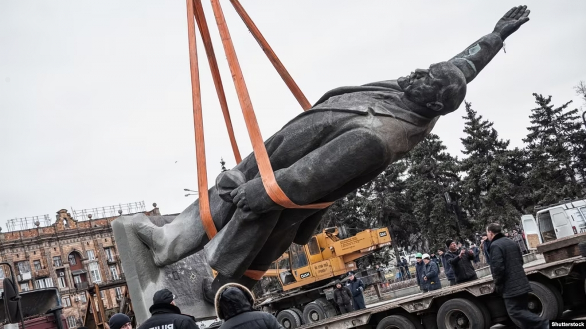 Лежить вісім років - у Запоріжжі пропонують переплавити пам'ятник леніну