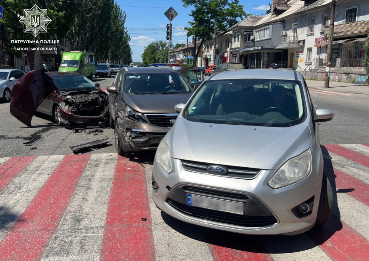 У центрі Запоріжжя зіткнулись три автомобілі - хто був винний 