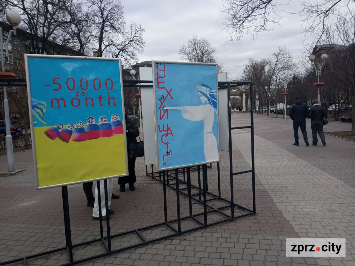 У Запоріжжі показали плакати воєнного часу "мами" авангардної української моди (фото)