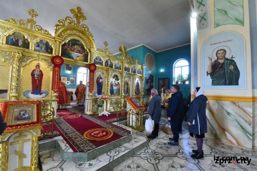 Запоріжці на Великдень йдуть до храмів слухати Боже слово та святити пасхальну їжу