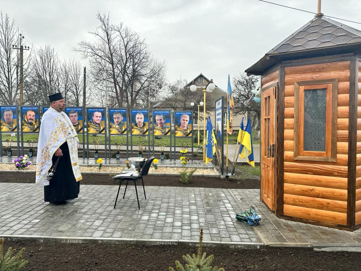В Запорізькому районі біля Алеї пам’яті загиблих Героїв встановили символ віри та пошани - фото