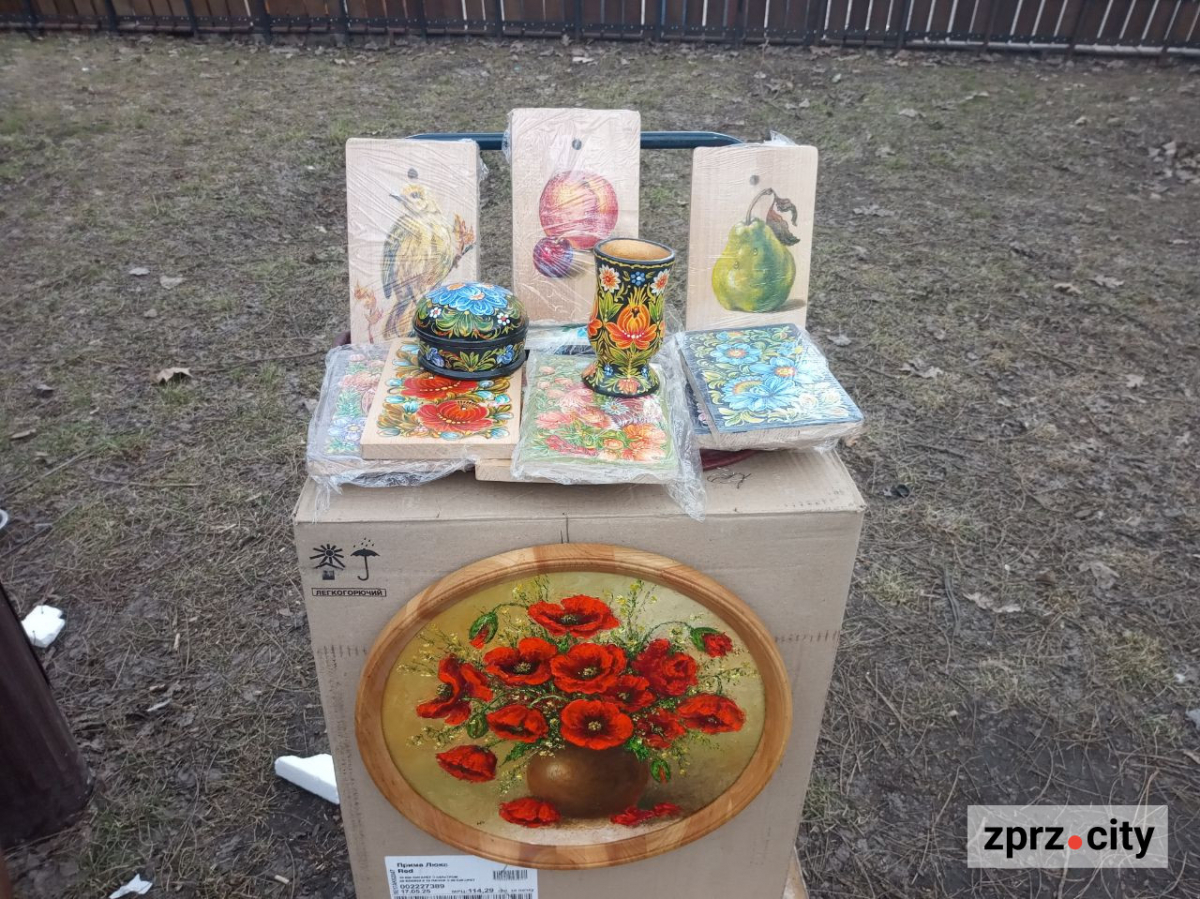 Майдан Митців у Запоріжжі: як вернісаж біля фонтану виглядає на початку весни (фото)