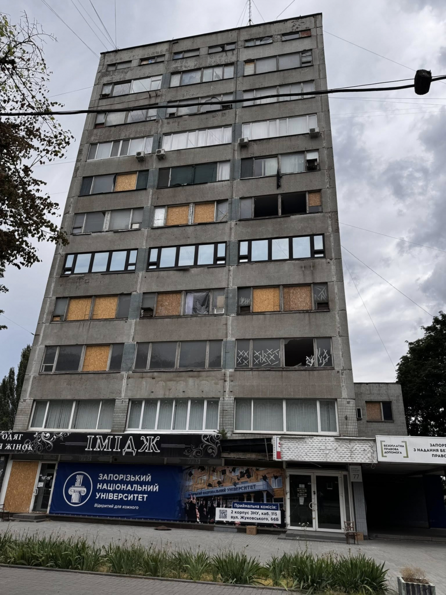 Побито вхід та частину фасаду — у Запоріжжі внаслідок обстрілу пошкоджено корпус університету (фото, відео)