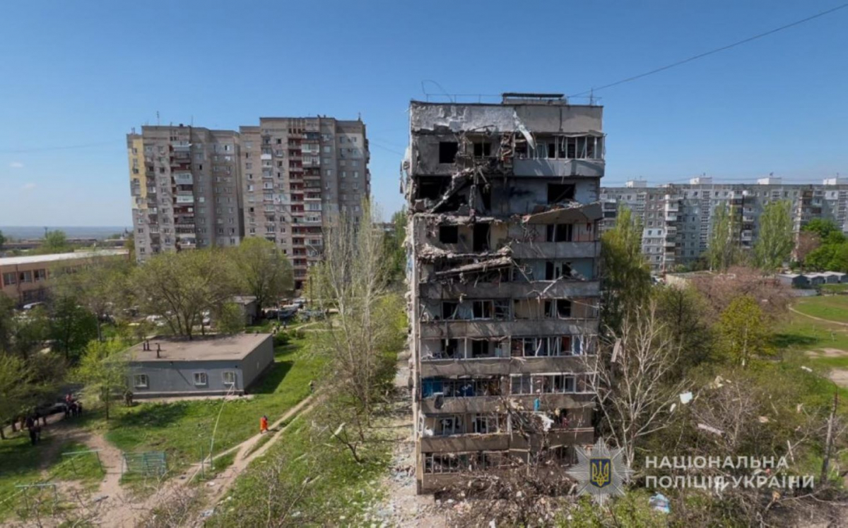 Будинок на проспекті Моторобудівників, 26 після ворожої атаки 22 вітня 2025 року. Фото Нацполіції