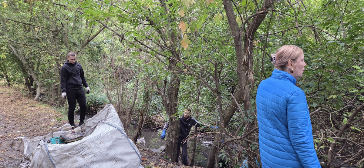 Дитячий візочок, диван і бетонні урни: у Запоріжжі містяни розчистили занедбану ділянку річки Суха (фото, відео)