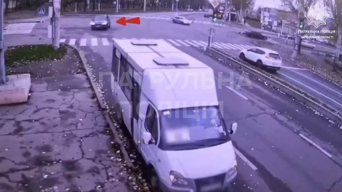 Протаранила на швидкості маршрутку - у Запоріжжі водійка легкового авто скоїла ДТП на зупинці (відео)
