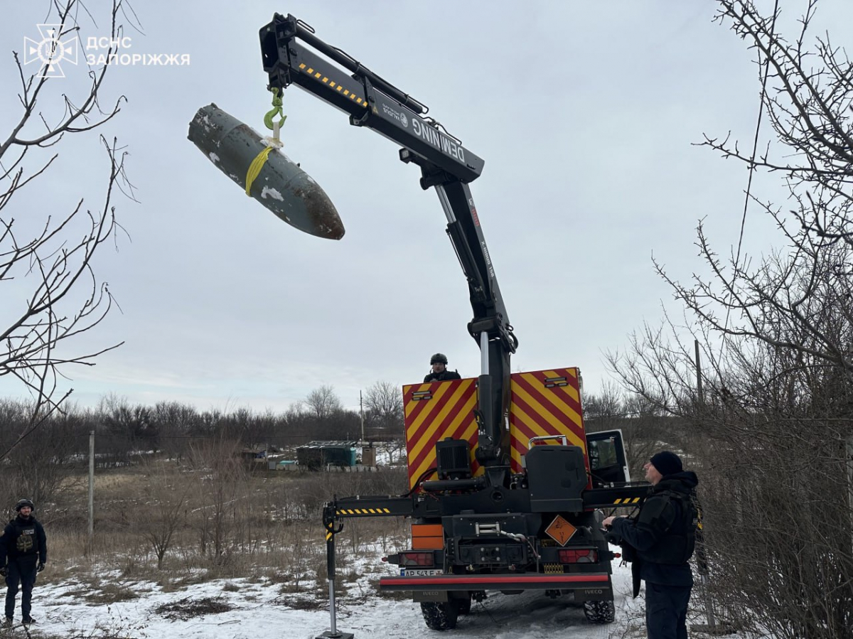 У Запоріжжі ворожий КАБ впав на територію дач - відео, фото