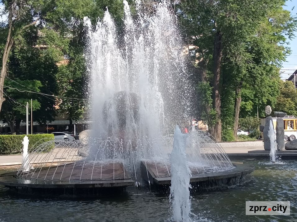 Як виглядає запорізька площа з фонтаном на початку літа - цікаві факти, фото
