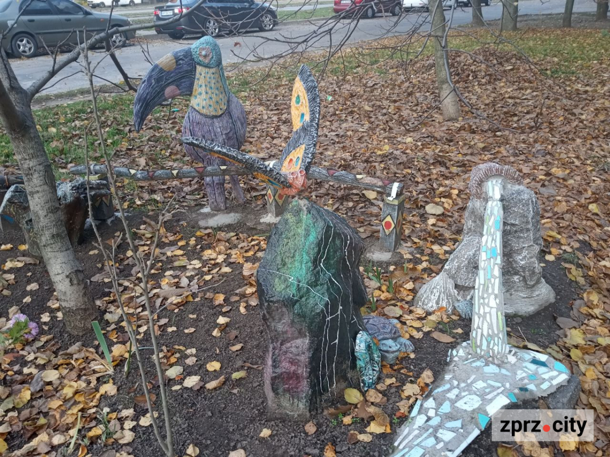 Казковий какаду, метелик і черепаха - запоріжець створив біля зупинки незвичайну зону (фото)