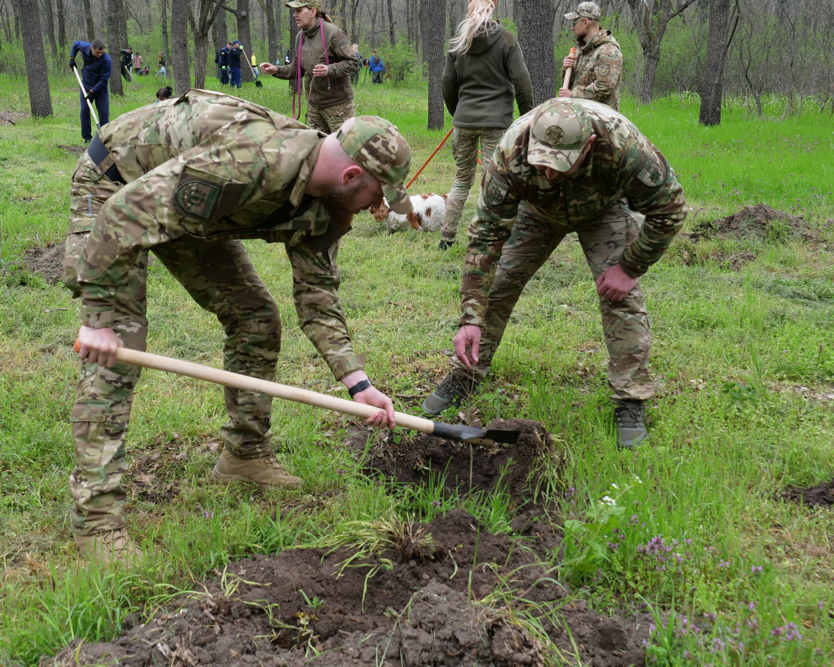 У День довкілля в парку на Хортиці посадили понад сто молодих дубків - фото