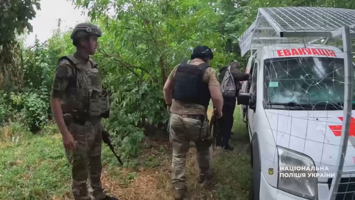На Запоріжжі поліцейські вдруге врятували чоловіка від обстрілів та вивезли літню жінку з Комишуваської громади.