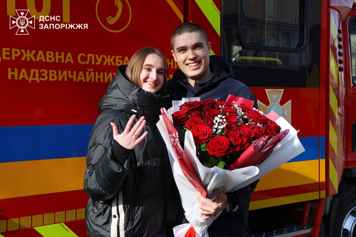 Пропозиція у День закоханих – рятувальник із Запоріжжя освідчився своїй коханій (фото, відео)