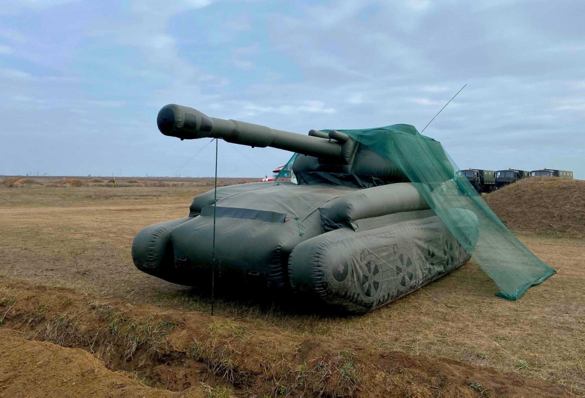 Росіяни розставляють на позиціях в Запорізькій області надувні танки: навіщо вони це роблять