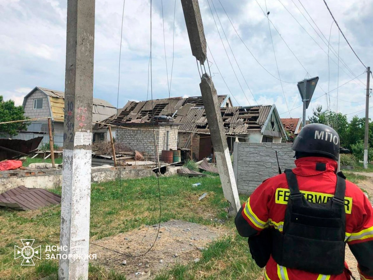 Ворог вдарив КАБами біля зупинки з людьми в селищі Балабине Запорізького району: подробиці трагедії (фото)
