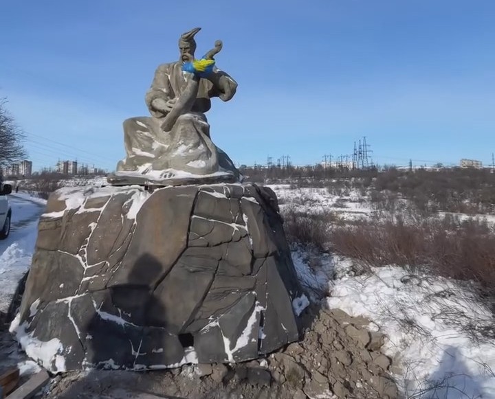 Символ свободи та пам’яті: у Запоріжжі на Хортиці з'явилася нова скульптура (відео)