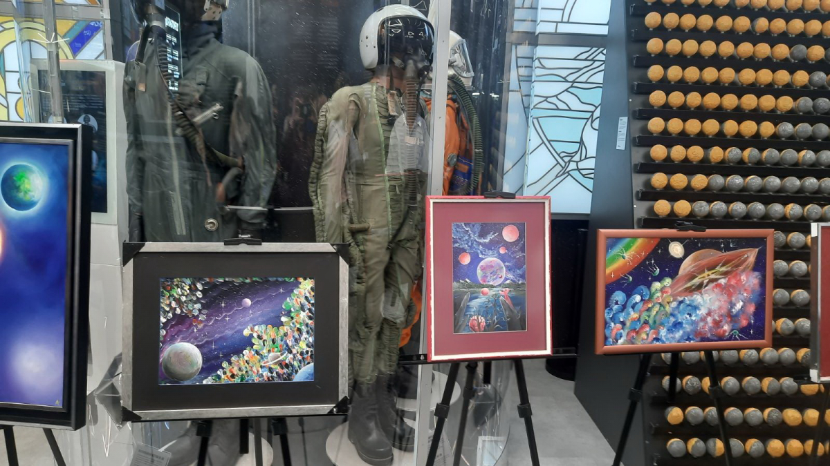 Юний художник з Бердянська презентував свою першу книгу у планетарії: фото