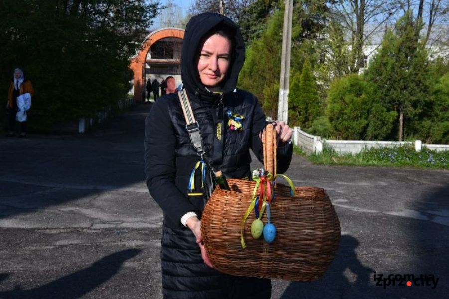 Запоріжці на Великдень йдуть до храмів слухати Боже слово та святити пасхальну їжу