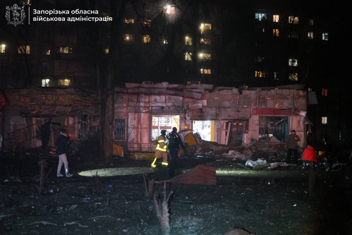 Вночі ворог ударив авіабомбою по запорізькому ринку, п'ятеро людей загинули - що ще відомо про наслідки атаки (фото, відео)