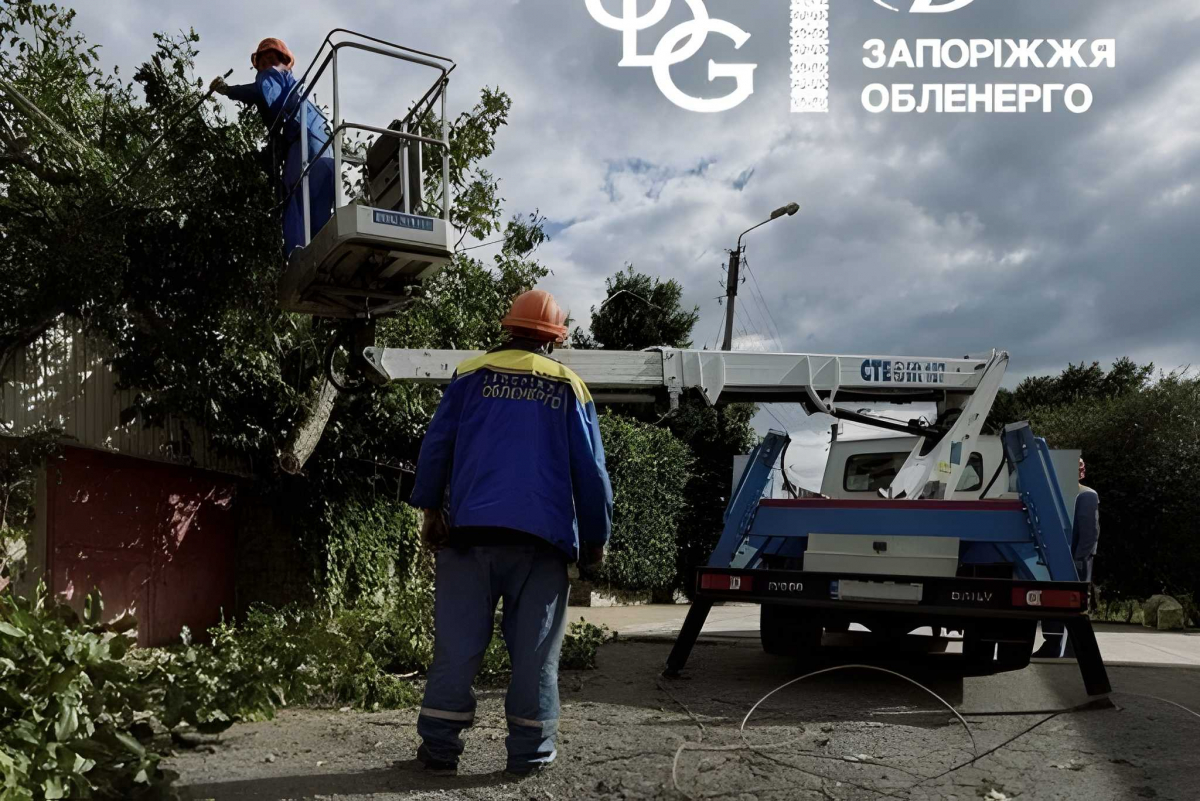На Запоріжжі енергетики ремонтували мережі після ворожих ударів та негоди