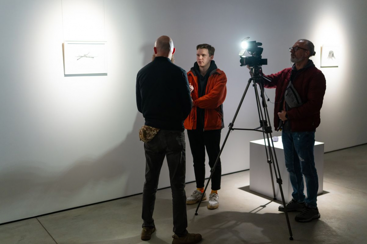 Металеві кістки і сталеві картини - у Запоріжжі відкрили символічну виставку про місто (фото)