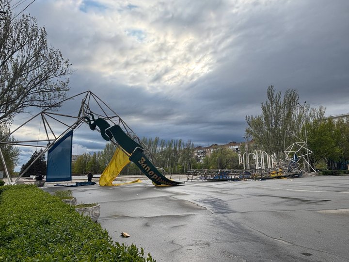 Зруйнована арка та пошкоджений дах філармонії: у Запоріжжі триває ліквідація наслідків буревію (фото, відео)