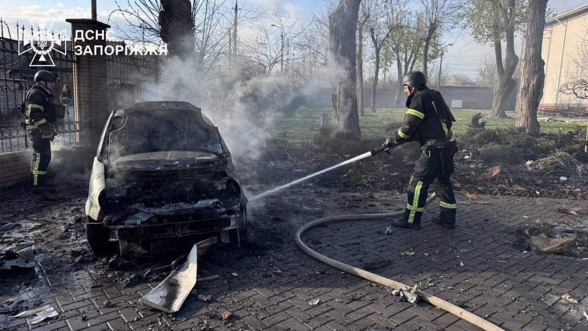 Авіабомба влучила поруч із церквою: у Запоріжжі внаслідок удару загинув чоловік, є поранені (фото, відео)