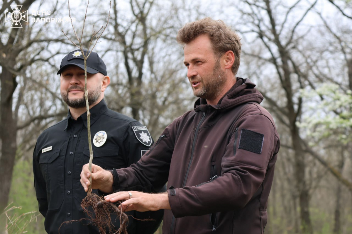 У День довкілля в парку на Хортиці посадили понад сто молодих дубків - фото