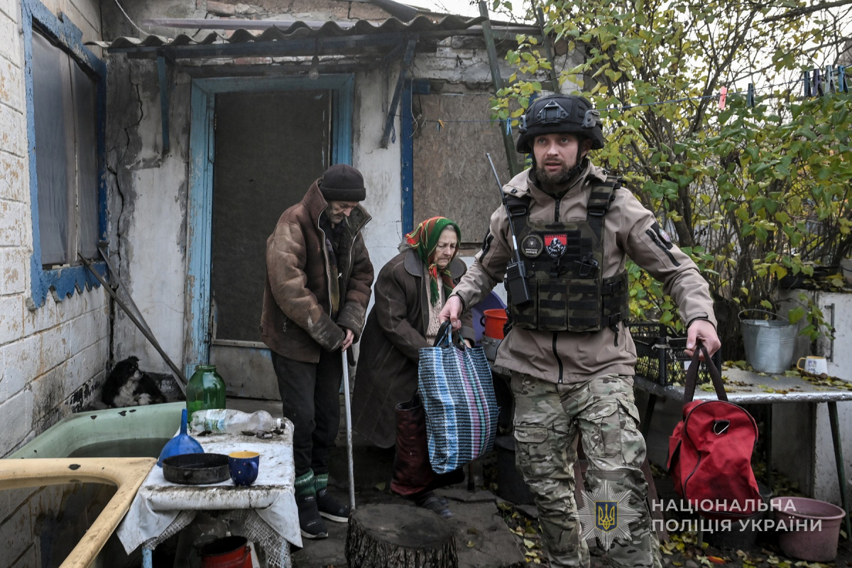 Спецоперація з евакуації з Гуляйполя - поліцейські вивезли понад 30 людей під прикриттям військових РЕБів (відео)