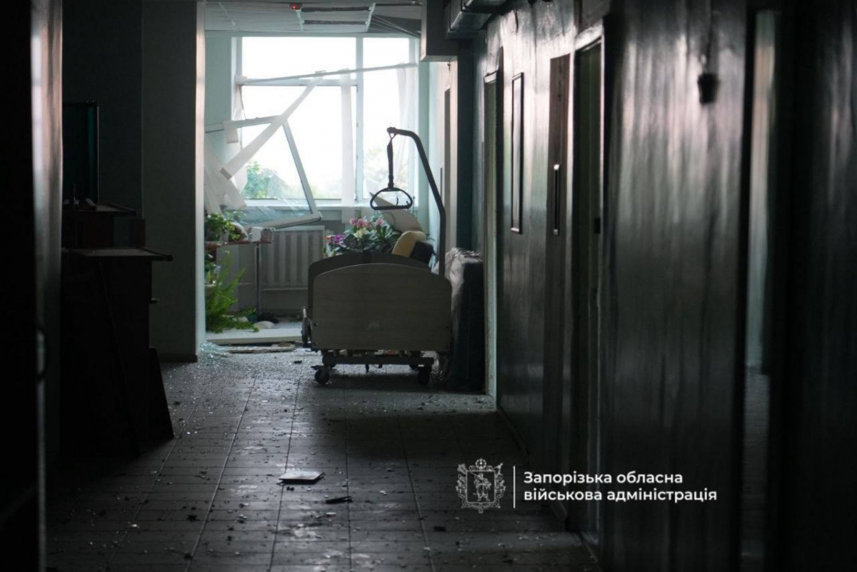 Ранкова атака по Запоріжжю: російські дрони влучили в медзаклад і пошкодили «швидкі» (фото, відео)